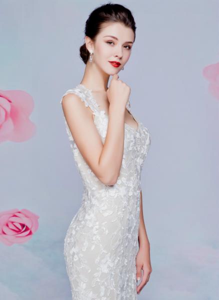 Trompetenkleid aus glitzerndem Tüll mit Illusion-Sabrina-Ausschnitt Ivory I Ivory/Nudé